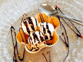 Gelato alla panna e granella di nocciola
